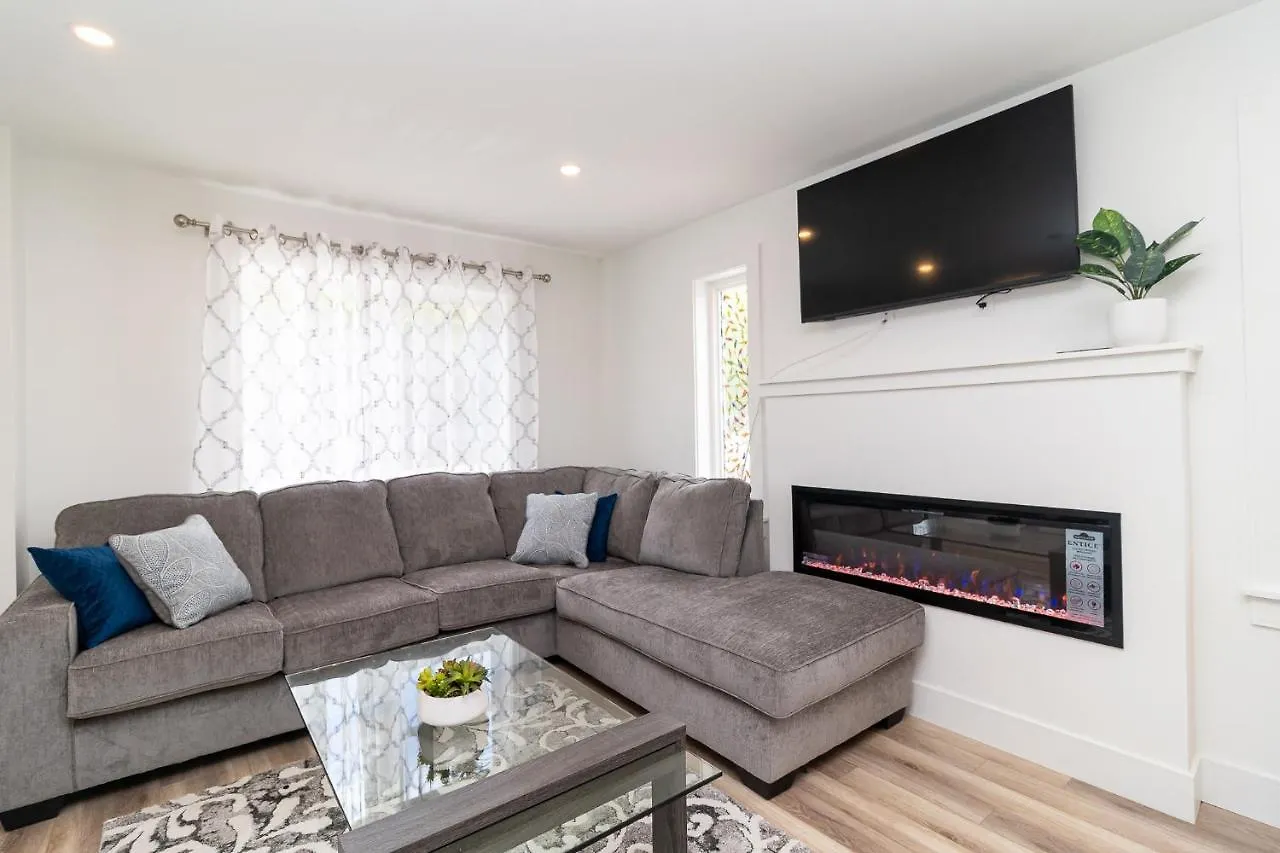 Glamorous New Townhouse - Business And Vacation Travel Χάλιφαξ Bed and Breakfast